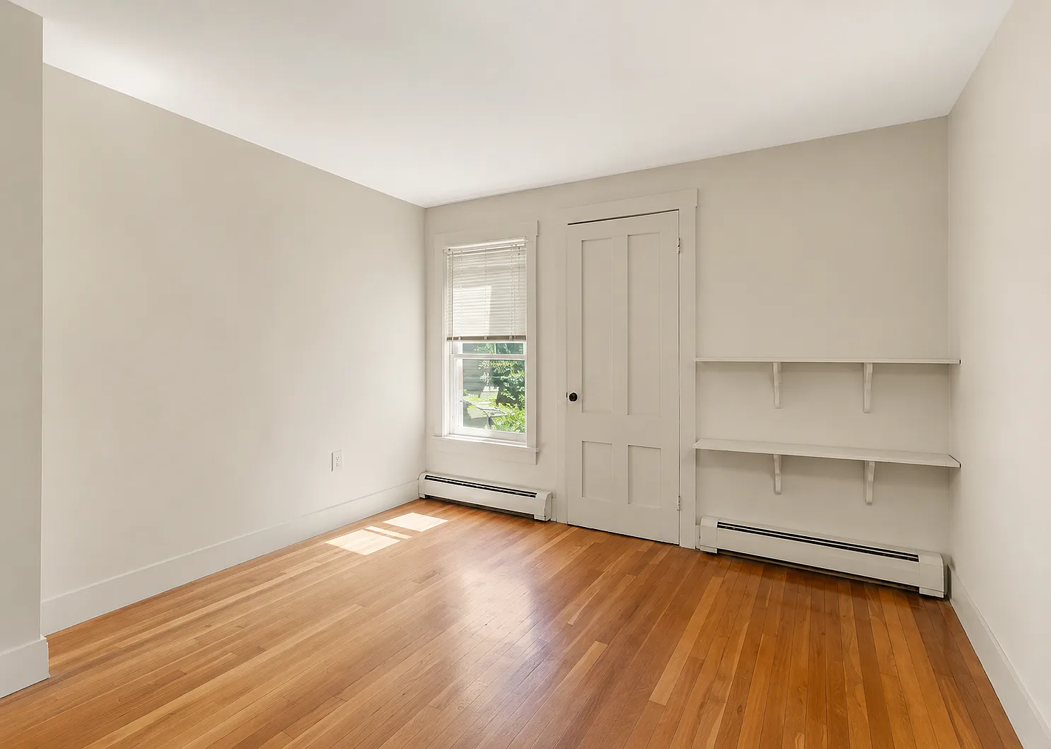 3 bed, 1400 sqft, $4,200 — Photo 4