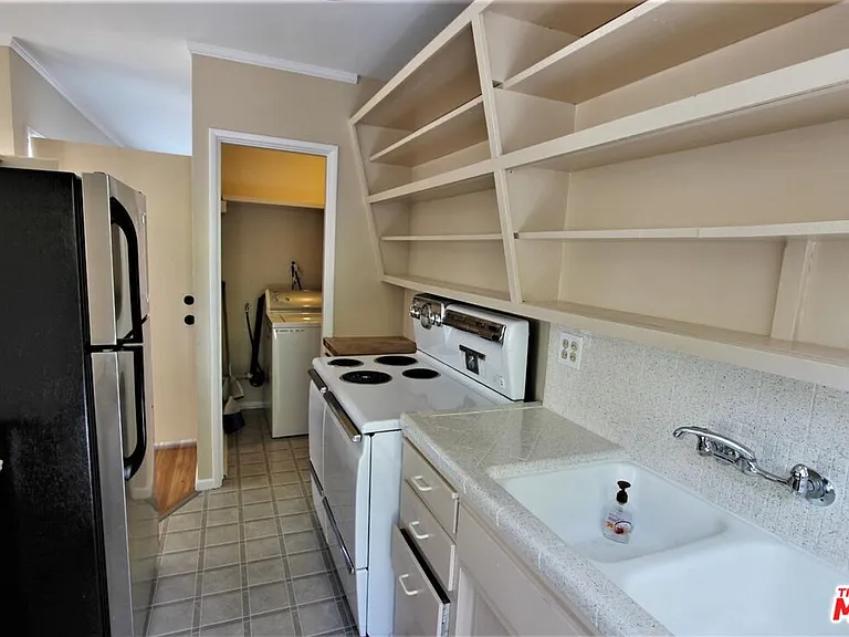 380 Pershing Dr — Photo 10