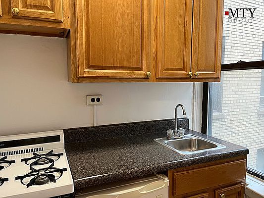 2nd image of 155 E 52nd St APT 4L