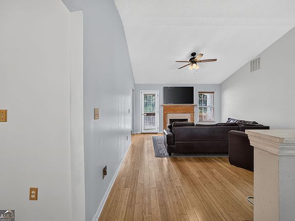 4th image of 305 Bainbridge Cir