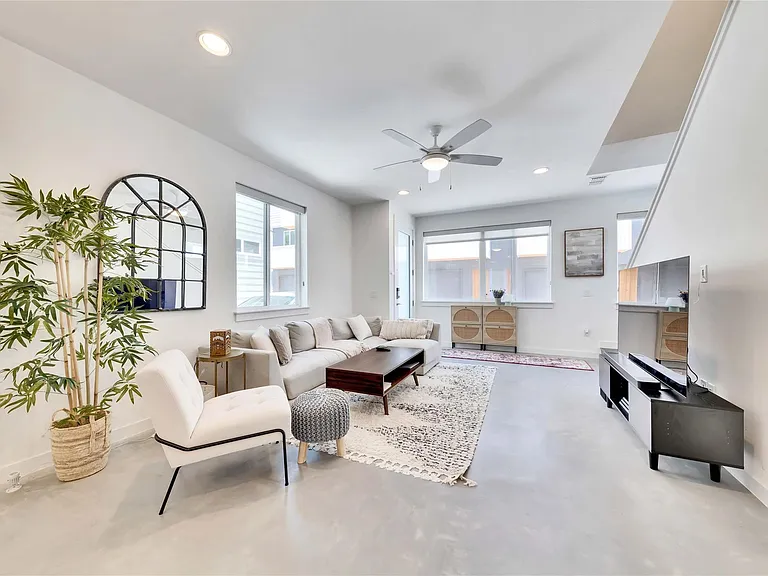 814 N Bluff Dr #82 — Photo 1