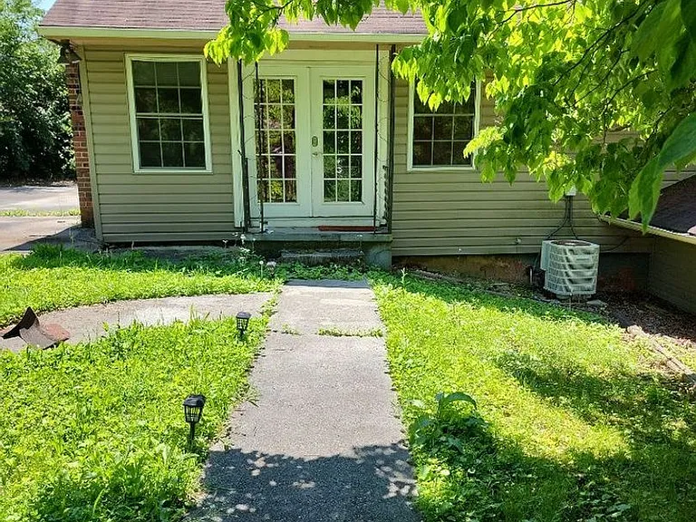 1933 Fenwood Dr — Photo 2