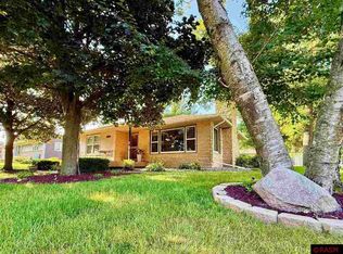 702 E Humphrey St, Lake Crystal, MN 56055