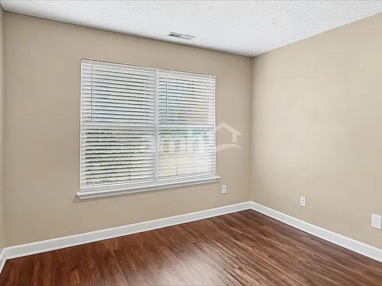 8028 Meadowview Ln — Photo 12