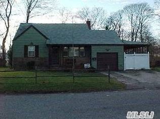 2 Cadman Ave, Babylon, NY 11702