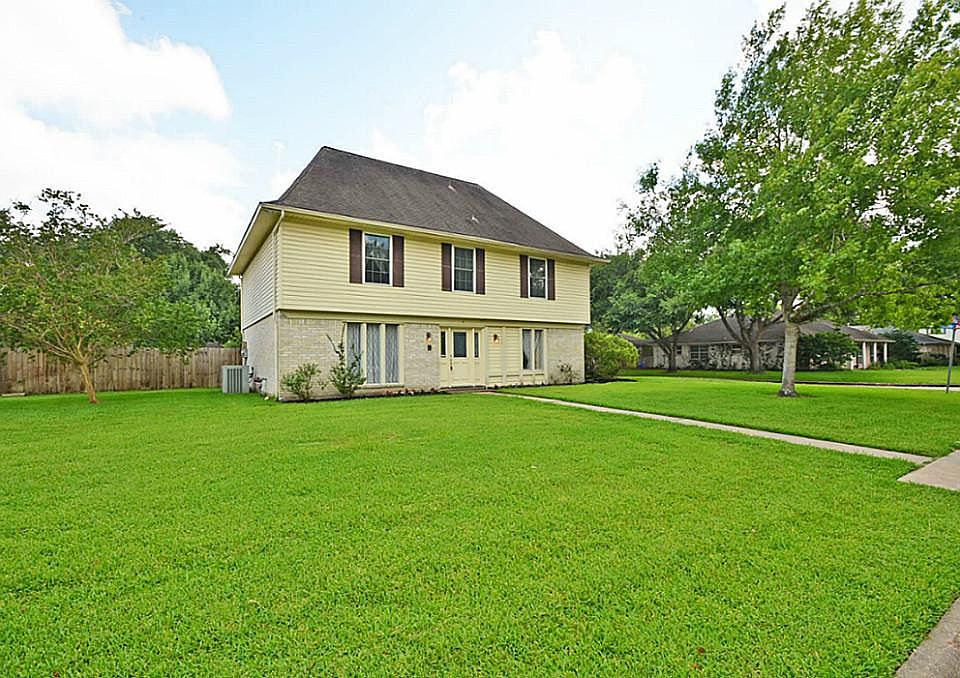Big 2 story home with a North/South exposure in the nice, quiet and well-kept neighborhood in Quail 