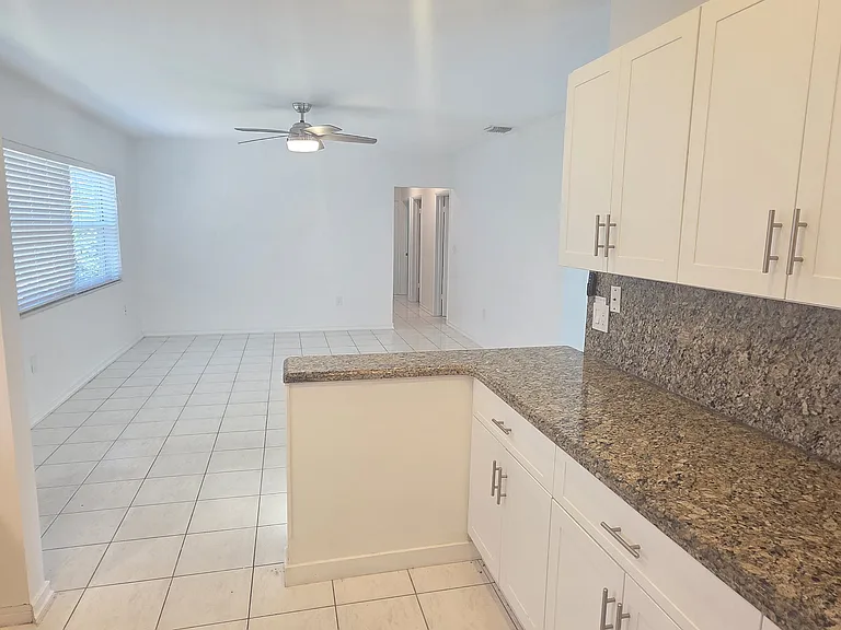 1415 Genoa St — Photo 8