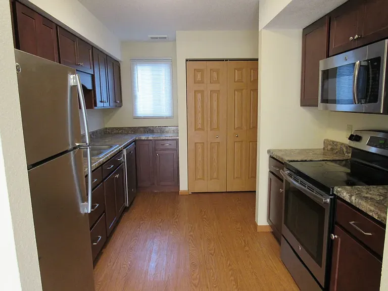 Victoria Townhomes — Photo 9
