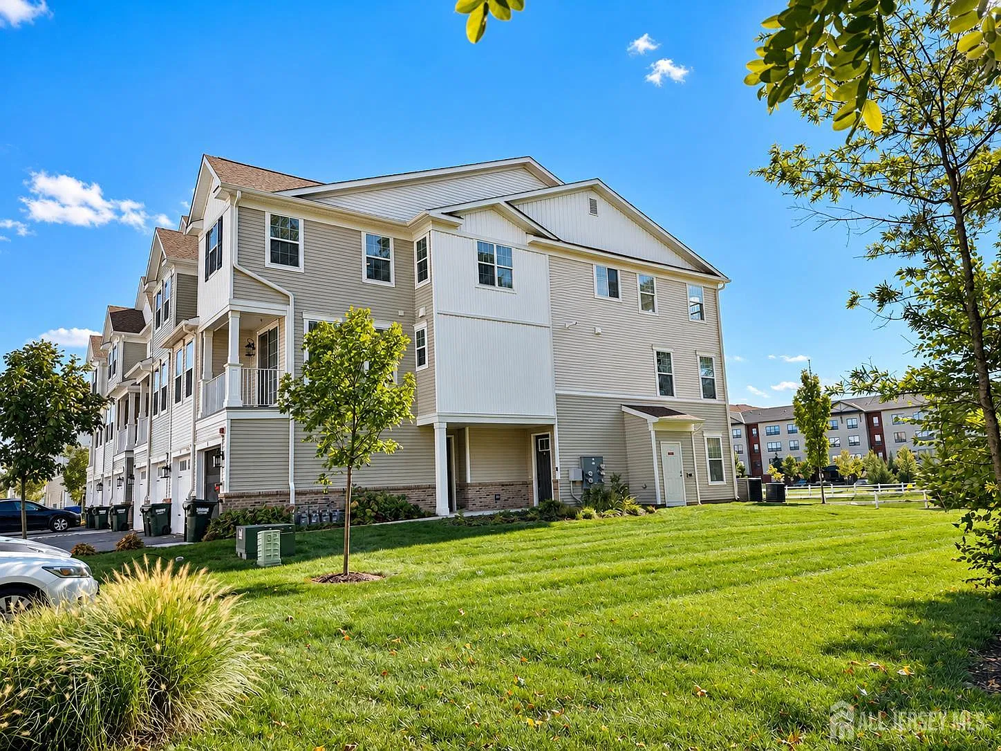 3 bed, 2.5 bath, 2100 sqft, $3,900 — Photo 1