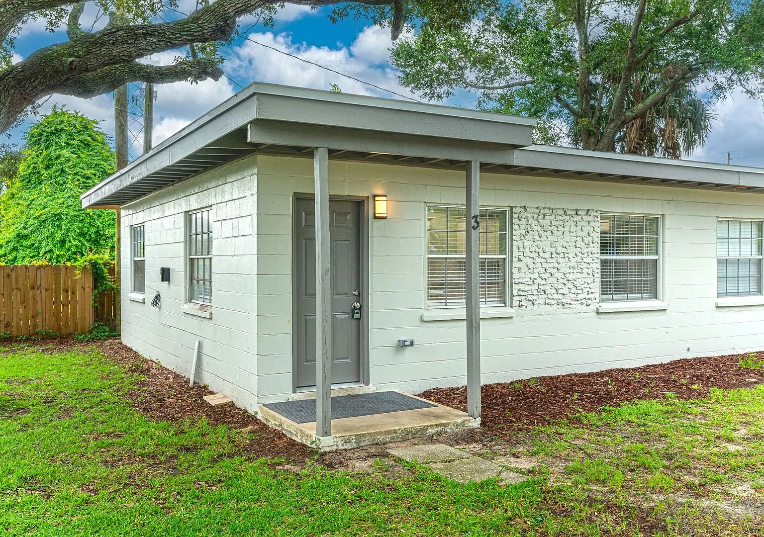 Updated Florida Cottage — Photo 1
