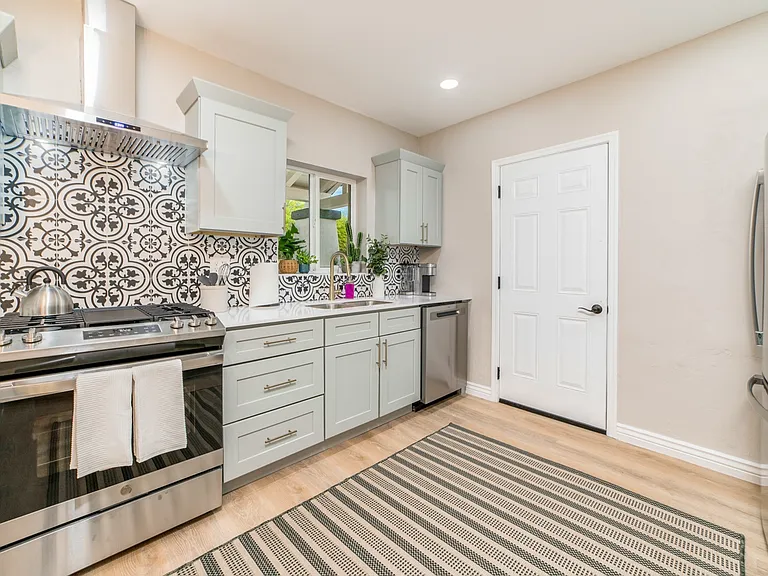 1219 N Norton Ave — Photo 14