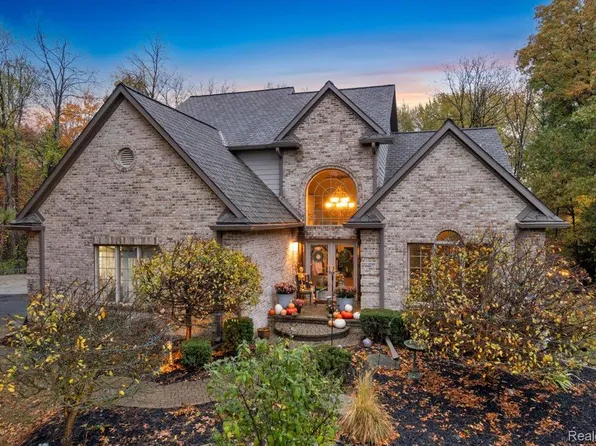90 Creekwood Dr, Lake Orion, MI 48362