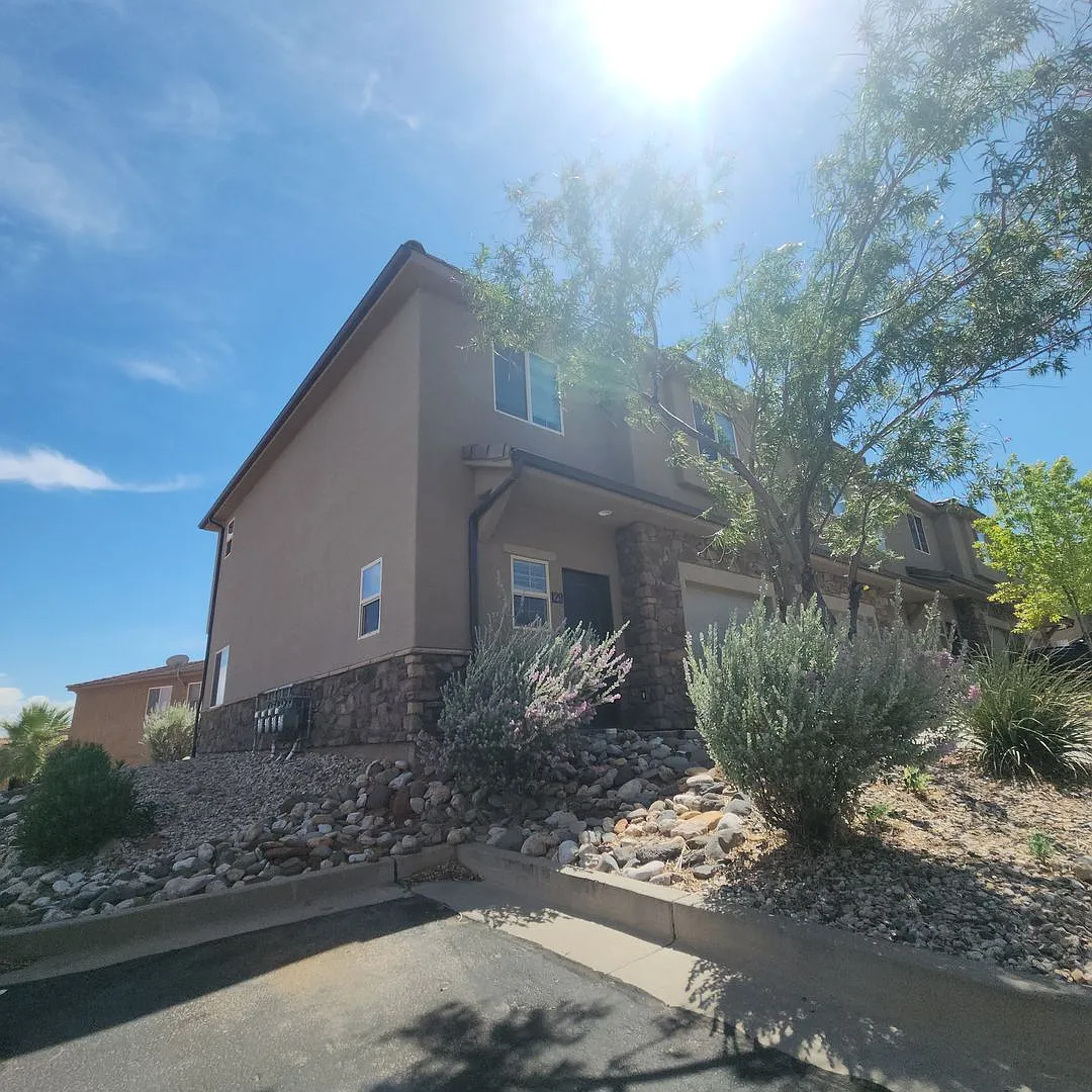 Available August 20! Beautiful 3 bed, 2.5 bath with Community amenities! — Photo 1