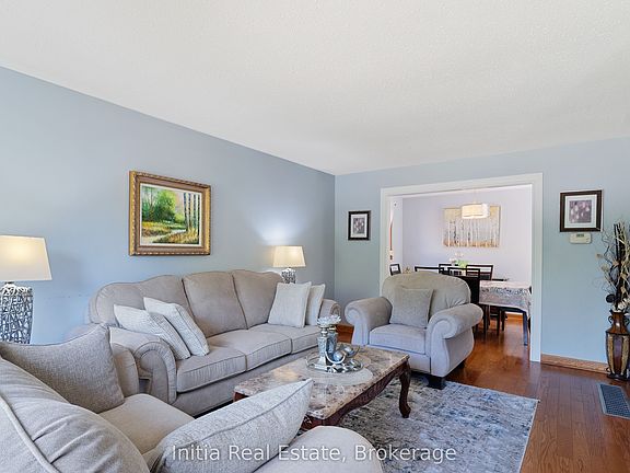 3rd image of 43 Sussex Cres