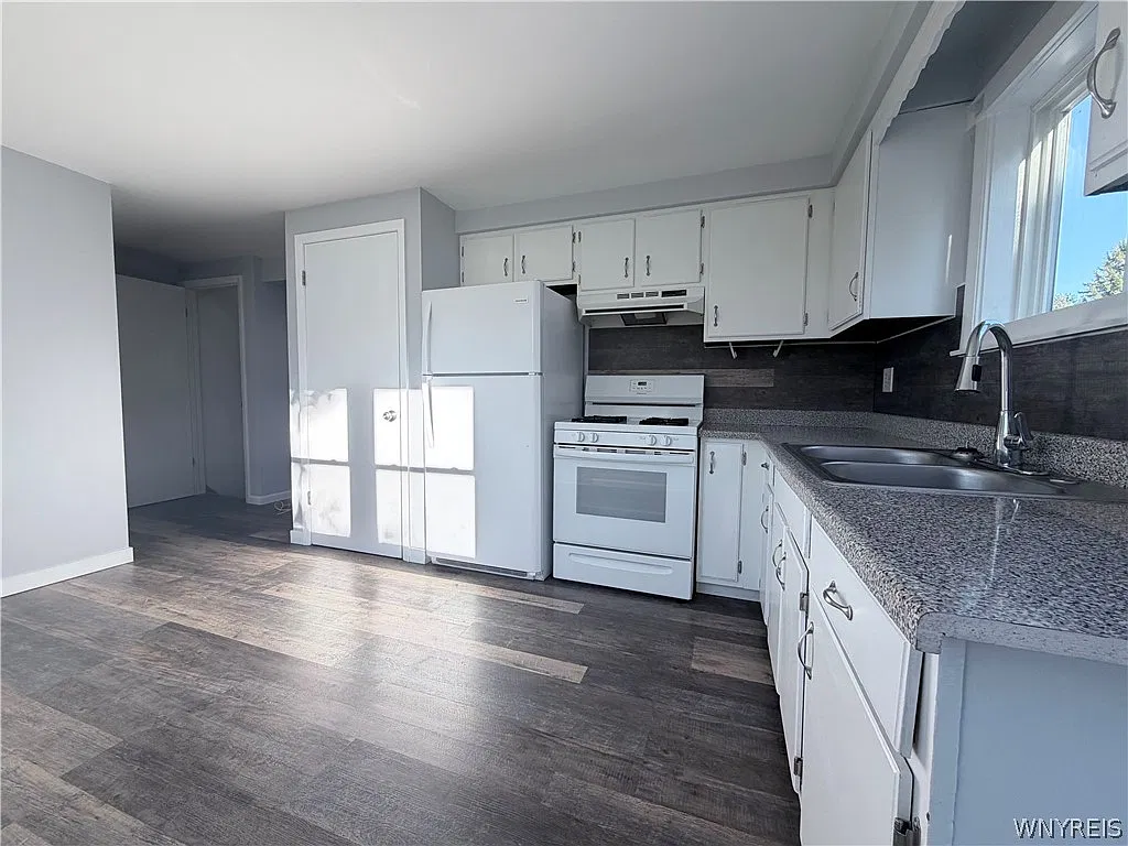 2 bed, 1.5 bath, 1920 sqft, $1,500 — Photo 2
