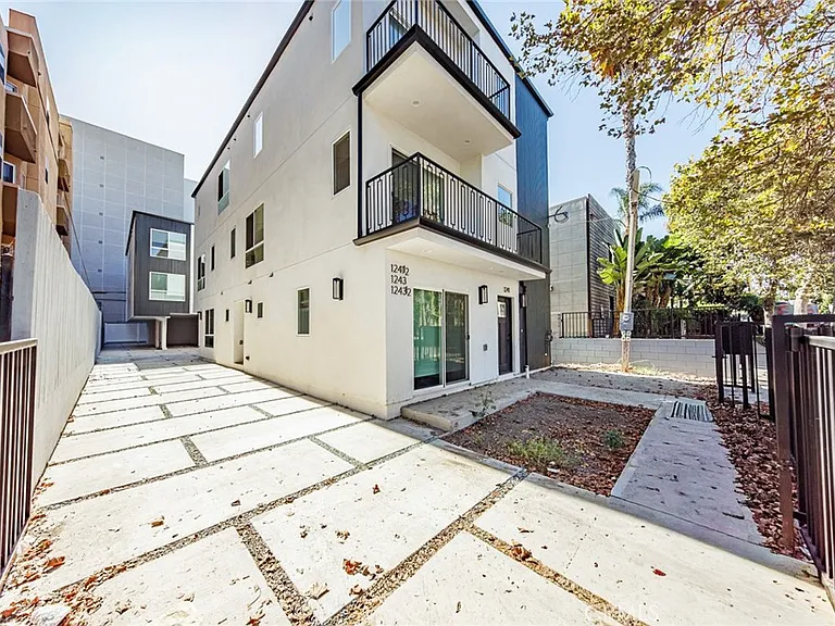 1243 N Sycamore Ave — Photo 44