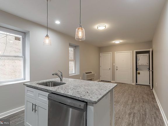 4th image of 162 Richmond St #1R