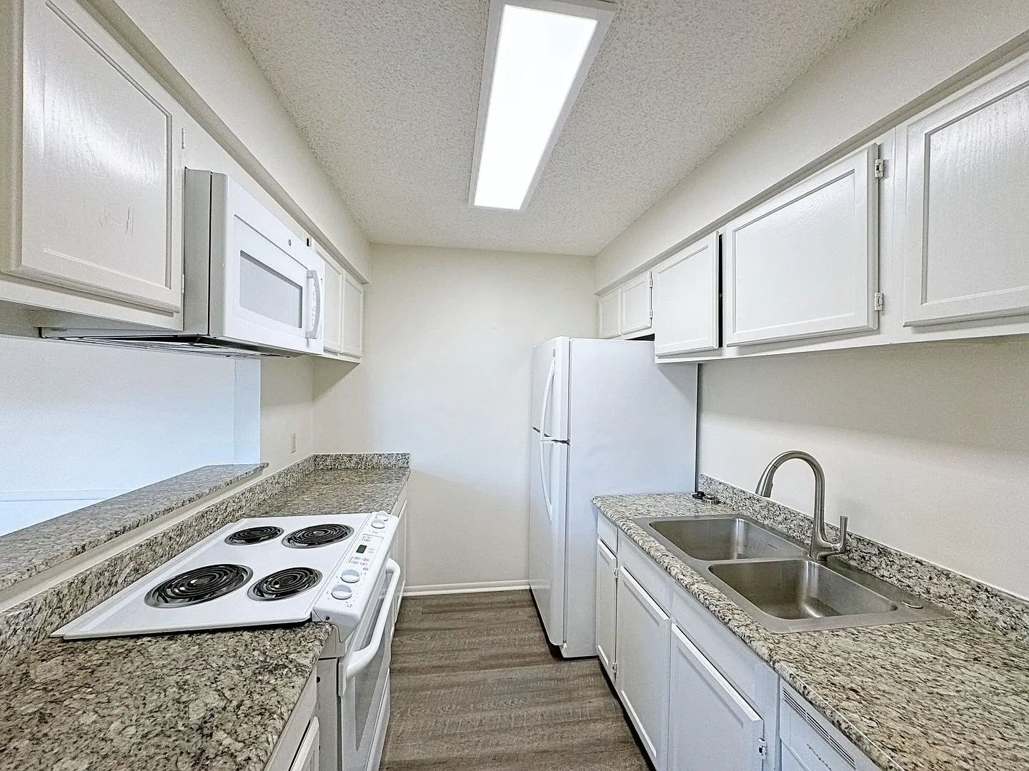 2 Bedroom Condo off Essen near local Hospitals — Photo 2