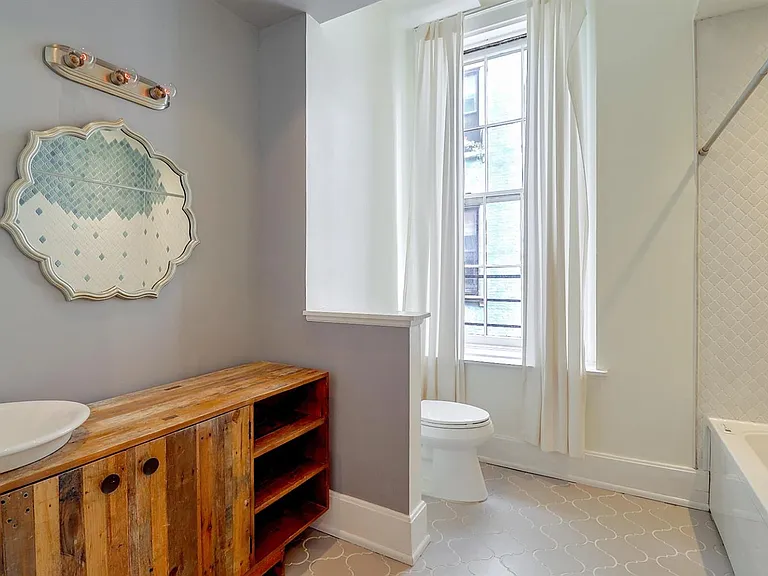 1427 Main St — Photo 3
