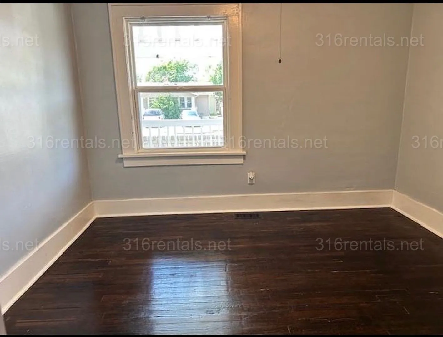 $1,199- 3 bedroom / 1 bathroom - Single Family Home — Photo 2
