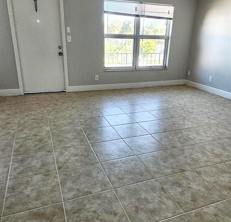 4th image of 218 7th St #12