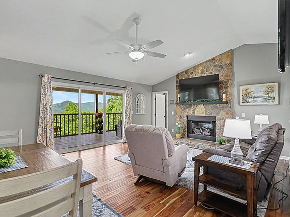 3rd image of 1157 Summit Way