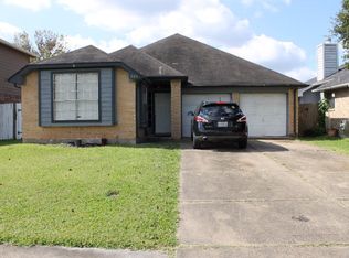 201 Almond Dr, Lake Jackson, TX 77566