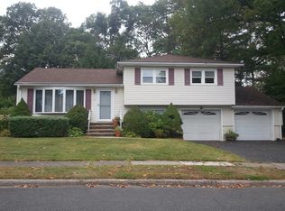 61 Evergreen St, Waldwick, NJ 07463