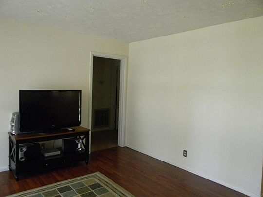 3rd image of 4704 Winterset Dr