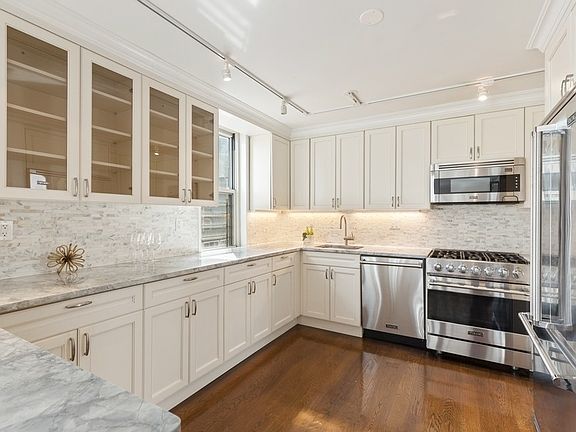 2nd image of 555 Main St APT 1113