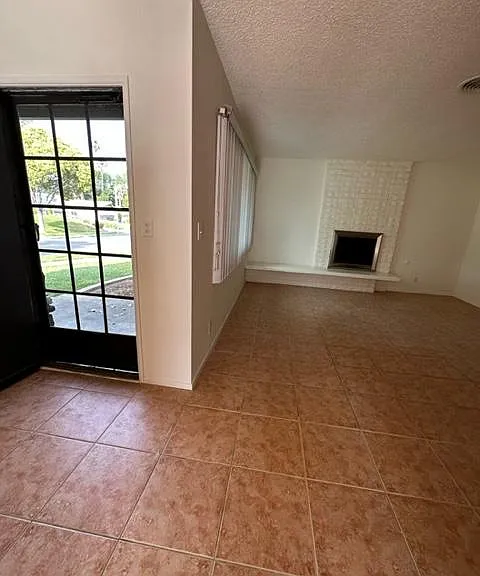 1642 W Brookdale Pl — Photo 2