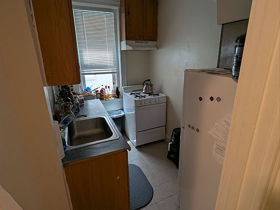 4th image of 364 Riverway APT 5
