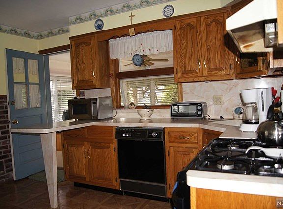 5th image of 9 Garden Ct S