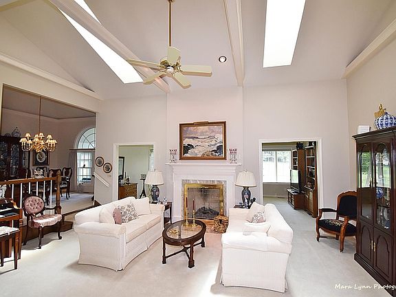5th image of 43 Hillcrest Dr