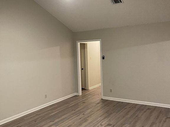 5th image of 113 Honeysuckle Dr