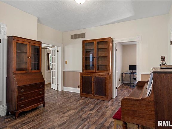 5th image of 820 W Washington St