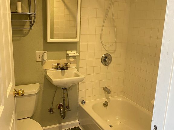 3rd image of 439 Visitacion Ave