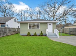 7 Birchwood Dr, Shirley, NY 11967
