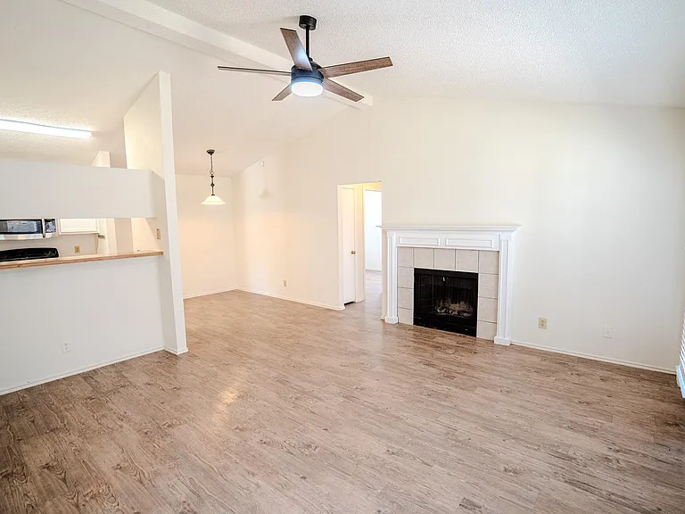 517 Cutty Trl #B — Photo 2