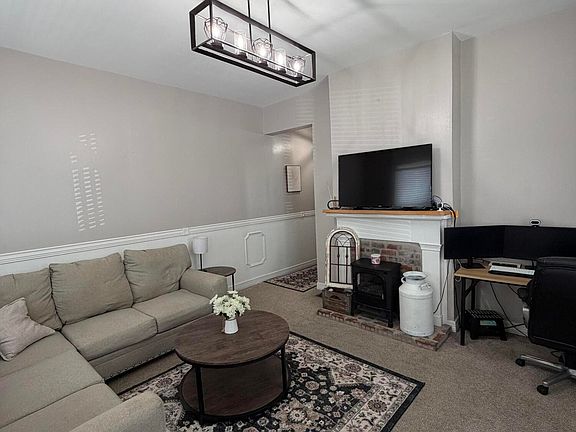 4th image of 209 Davies St