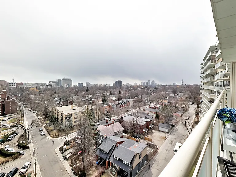 23 Lascelles Blvd — Photo 15