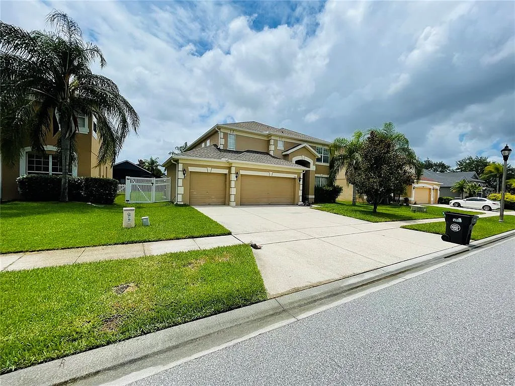 5 bed, 4.5 bath, 2872 sqft, $3,200 — Photo 2