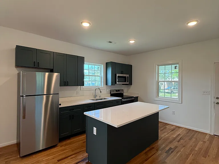215 Mecklenburg St — Photo 5