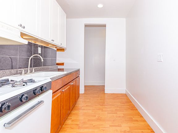 4th image of 560 Lincoln Pl #H1