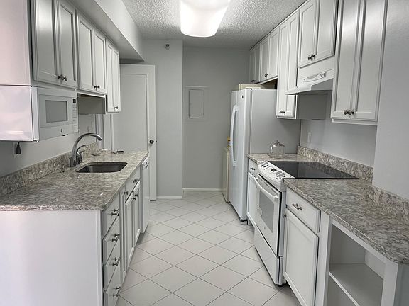 3rd image of 1600 N Oak St APT 1007