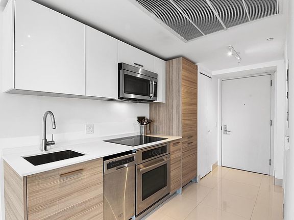 3rd image of 1300 Brickell Bay Dr #21E