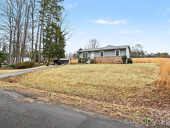 5th image of 300 Lakewood Dr