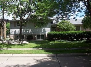 938 Blairmoor Ct, Grosse Pointe Woods, MI 48236