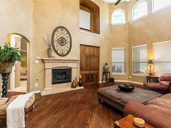 5th image of 400 Crystal Glen Dr