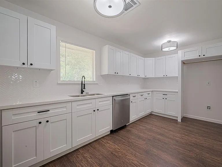 2112 Walnut Ln — Photo 6